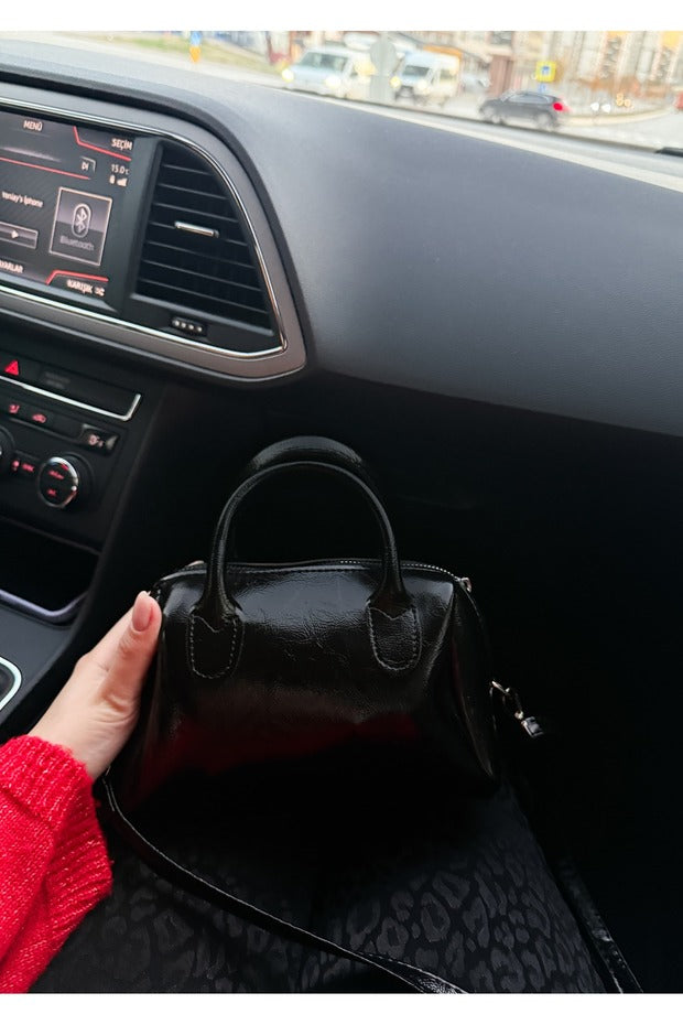 Siyah Suni Deri Kırışık Kumaş Tek Bölmeli Fermuarlı Ayarlanabilir Askılı El Omuz Çantası