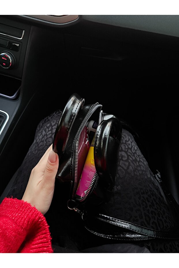 Siyah Suni Deri Kırışık Kumaş Tek Bölmeli Fermuarlı Ayarlanabilir Askılı El Omuz Çantası