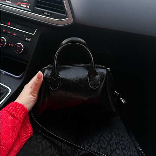 Siyah Suni Deri Kırışık Kumaş Tek Bölmeli Fermuarlı Ayarlanabilir Askılı El Omuz Çantası