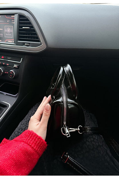 Siyah Suni Deri Kırışık Kumaş Tek Bölmeli Fermuarlı Ayarlanabilir Askılı El Omuz Çantası